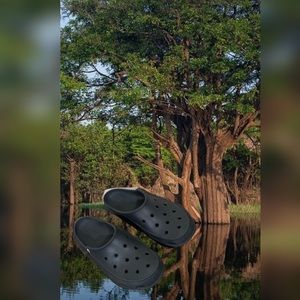 Crocs sz:10 🐊 Relocating Pair of Crocs (Black)